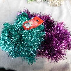 値下げ。格安未使用新品クリスマス等装飾品　高級ガーランド・キラキラモール・パーテイリース・ｘｍａｓデコレーション　約Ｗ１０Ｌ２００ｃｍ、１本単価。カラー　銀１２、赤２２，青２、紫１，　装飾店価格税込み５５０円の品、まとめ買い品に付き包装無し。限定品に付き、ご理解いただける方に。１本価格です。 　全品購入単価は１１０円で、全３７本です。 　の画像