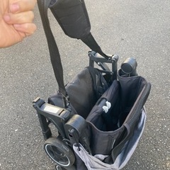 【無料お譲りします】折り畳み式　コンパクトベビーカー（肩掛け持ち...