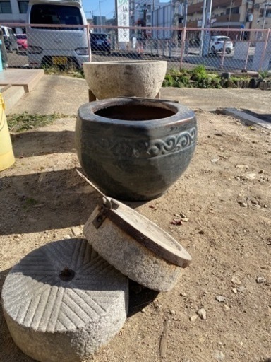 石臼　火鉢まとめて　引き取り〔高蔵寺にて〕