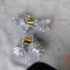 値下げ。格安未使用新品クリスマス等装飾品　ガーランド・キラキラモール・パーテイリース・ｘｍａｓデコレーション　約Ｗ２Ｌ８０ｃｍ、１本単価。カラー　銀７個、　まとめ買い品に付き包装無し。限定品に付き、ご理解いただける方に。１本価格です。 　全品購入単価は２５円で、全７本です。 　の画像