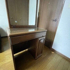 【無料、今月で処分します】ドレッサー　鏡角度調整付　コンセント付...