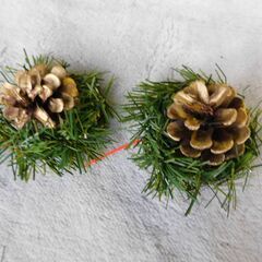 値下げ。格安未使用新品クリスマス等装飾品　高級本格松ぼっくり　カラー金仕上げ、松葉、装飾付き　パーテイリース・ｘｍａｓ、お正月デコレーション　約Ｗ１０Ｈ５ｃｍ、天然品に付きサイズ不定。１個単価。まとめ制作オリジナル品に付き包装無し。手作り限定品に付き、ご理解いただける方に。１こ価格です。他に松葉、装飾無し品４０円も有ります。 　全品購入単価は６５円で、全１６個です。 　の画像