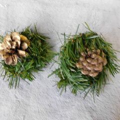 値下げ。格安未使用新品クリスマス等装飾品　高級本格松ぼっくり　カラー金仕上げ、松葉、装飾付き　パーテイリース・ｘｍａｓ、お正月デコレーション　約Ｗ１０Ｈ５ｃｍ、天然品に付きサイズ不定。１個単価。まとめ制作オリジナル品に付き包装無し。手作り限定品に付き、ご理解いただける方に。１こ価格です。他に松葉、装飾無し品４０円も有ります。 　全品購入単価は６５円で、全１６個です。 　の画像