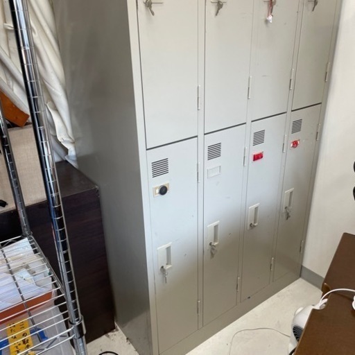 事務緊急値下げします。事務所移転のためロッカーお譲りします。8人用鍵全て付いています。