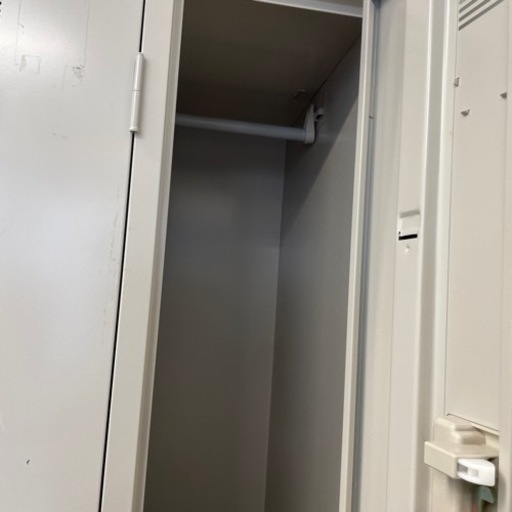 事務緊急値下げします。事務所移転のためロッカーお譲りします。8人用鍵全て付いています。