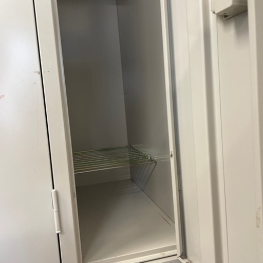 事務緊急値下げします。事務所移転のためロッカーお譲りします。8人用鍵全て付いています。