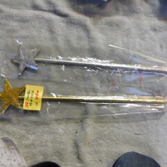 値下げ。格安未使用新品クリスマス等装飾品　ツリー天頂飾り　おしゃれで堅牢な、キラキラ星・星・スター飾り、取っ手付き。パーテイ、ｘｍａｓ飾り、１本価格、サイズ約Ｗ１０ｄ１０Ｈ１５０ｃｍ、カラー　銀３、金１　全４個限り。 全４台購入単価は、１４５円です。　 　の画像