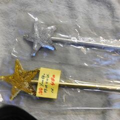 値下げ。格安未使用新品クリスマス等装飾品　ツリー天頂飾り　おしゃれで堅牢な、キラキラ星・星・スター飾り、取っ手付き。パーテイ、ｘｍａｓ飾り、１本価格、サイズ約Ｗ１０ｄ１０Ｈ１５０ｃｍ、カラー　銀３、金１　全４個限り。 全４台購入単価は、１４５円です。　 　の画像