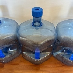 繰り返し使える！節約大助かり！大幅値下げしました！1個500円、全部で1500円ウォーターサーバーにも使えるウォーターボトル　3ガロン　12リットルの画像
