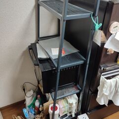IKEAのスチールシェルフ、黒い棚の画像