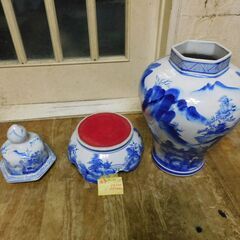 値下げ。格安家具廃業展示新品　大型飾り壷　陶磁器・素敵な染付、山水画・青　　中国製　ｗ３０（１１）ｈ６３ｃｍ。　客室・床の間飾り美術工芸品。ホテル、大広間、玄関先にご利用ください。  　の画像