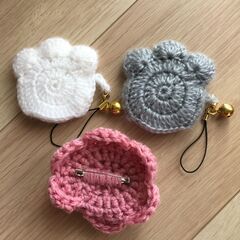 ◆200円◆手編み◆ネコの肉球キーホルダー＆お花のブローチ3点セット◆新品◆の画像
