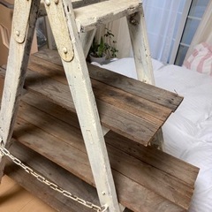 木製のキャタツをリメイクした棚です。ガーデニングやインテリアに。の画像