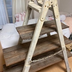 木製のキャタツをリメイクした棚です。ガーデニングやインテリアに。の画像