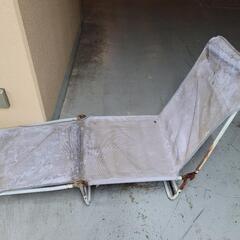 折りたたみイス　フットレストつき