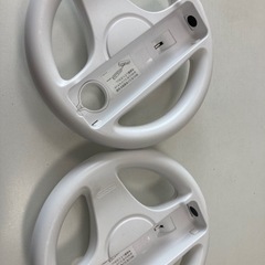 wiiハンドル2個とマリオカートソフトの画像