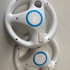 wiiハンドル2個とマリオカートソフトの画像