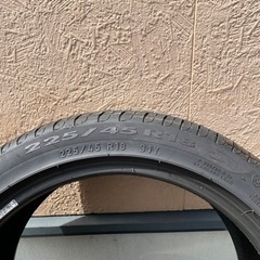 ピレリ夏用タイヤ225/45R18の画像