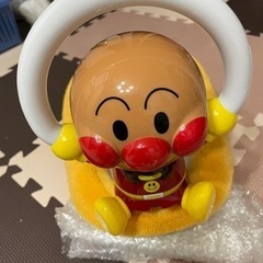 アンパンマン子供用便座。美品です。水の流れる音や良くできたね。音楽が流れるのて楽しい気分になりトイレに行くのがより楽しみになったみたいです。便座シートの布はクリーニング済み。の画像