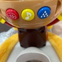 アンパンマン子供用便座。美品です。水の流れる音や良くできたね。音楽が流れるのて楽しい気分になりトイレに行くのがより楽しみになったみたいです。便座シートの布はクリーニング済み。の画像