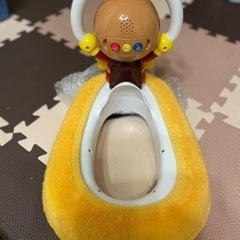アンパンマン子供用便座。美品です。水の流れる音や良くできたね。音楽が流れるのて楽しい気分になりトイレに行くのがより楽しみになったみたいです。便座シートの布はクリーニング済み。の画像