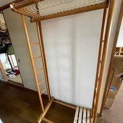 キャスター付き木製ハンガー
