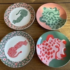 皿とボウルのセットの画像