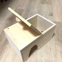 １つ500円〜　ハムスター ハウス どんぐり　サメ　ランナーボール　部屋んぽ　回し車　きのこ　家　おうち　可愛い　CASA ゴールデンののぞいて安心ハウス　マルカン　ハムスター 小動物 ハウス のぞける 天然木　猫　犬　　おもちゃ　インテリア　小動物　ロボロフスキー　ジャンガリアンの画像