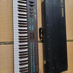 ヤマハシンセサイザー　DX21　ハードケース　汎用スタンド付きの画像