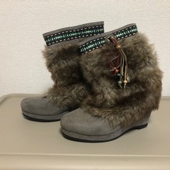 ファー付きブーツ