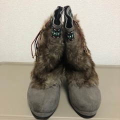 ファー付きブーツの画像