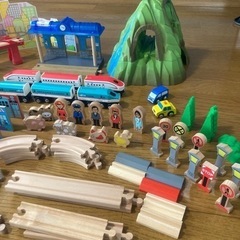 【値下げ】木製新幹線 はやぶさ＆こまち とれいんせっとの画像