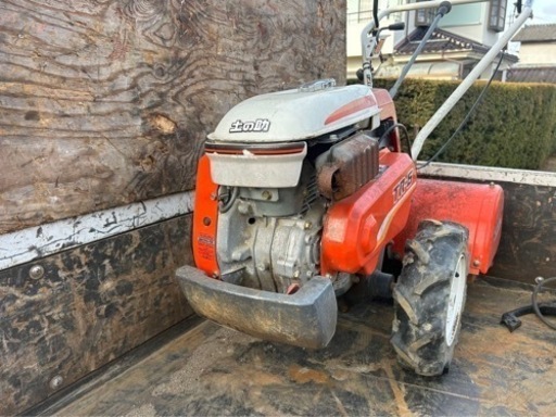 農機具，耕運機　。