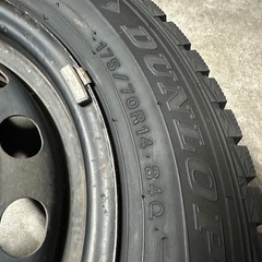 175/70R14 スタッドレスタイヤ　ホイル•ナット付きの画像