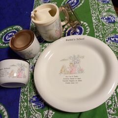 未使用  うさぎ柄　食器セット　皿、蓋付き入れ物、カップの画像