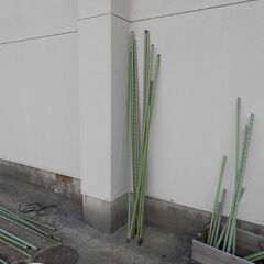 折れた畑の支柱の画像