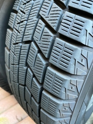 お値下げ中！エスクワィア　スタッドレス　1シーズンのみ使用