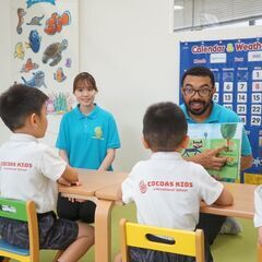 スクールバスのバスドライバーの画像