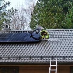 太陽光発電システム施工スタッフの画像