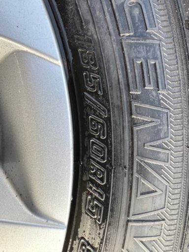 取引中。スタッドレスタイヤ4本。185/60R15。2021年製。シエンタ。