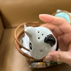 キッチン雑貨　カゴと陶器の調味料入れの画像