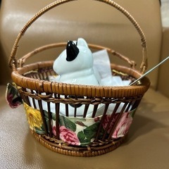 キッチン雑貨　カゴと陶器の調味料入れの画像