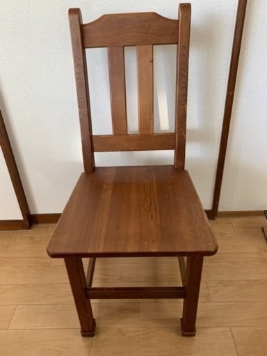 木材のダイニングチェアです。3台