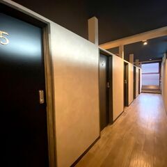 シェアオフィスSOLOTASU・ROOM 1｜無料駐車場🅿️＆Wi-Fi完備！光熱費込！明姫幹線沿いでアクセス抜群のシェアオフィス♪コワーキングスペース併設で最高の環境👍 - レンタルオフィス