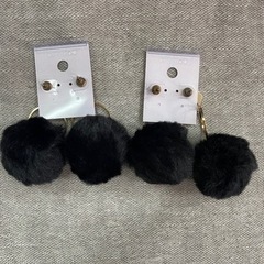 新品！ブラック　ボンボン　ピアスの画像