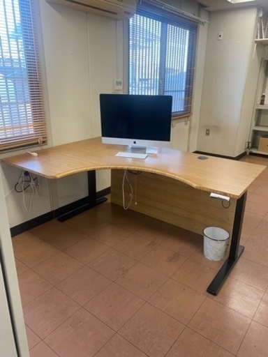 購入者決定　高さ電動調整付きオフィステーブル2台・チェアセット1脚