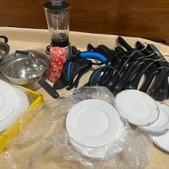 お鍋、ミキサー、お皿などまとめて差し上げます！