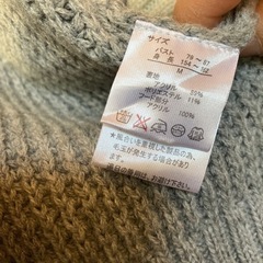 フード付きニットのアウターの画像