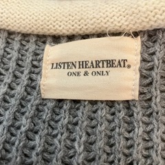 フード付きニットのアウターの画像