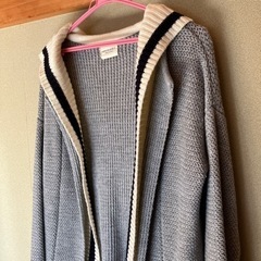 フード付きニットのアウターの画像